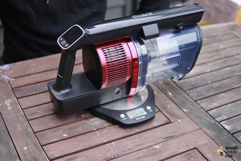 Man sieht, wie die Motoreinheit des Shark Anti Hair Wrap Flexology gewogen wird.